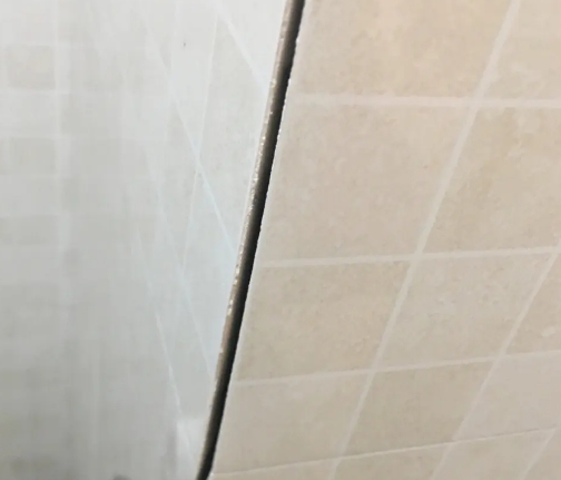 绿春瓷砖空鼓维修公司分享阳台瓷砖脱落的修复过程可以分为以下几个步骤