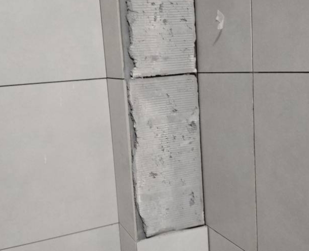 绿春瓷砖空鼓维修公司分享下瓷砖施工前基层浇水润湿程度不足，可能导致以下问题